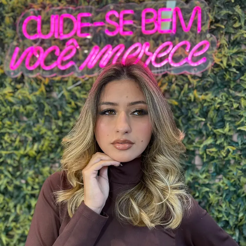Loiro iluminado com ondas trabalhadas