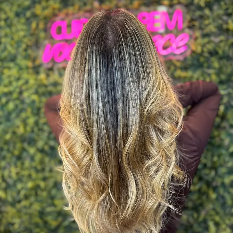 Loiro iluminado com ondas nas pontas