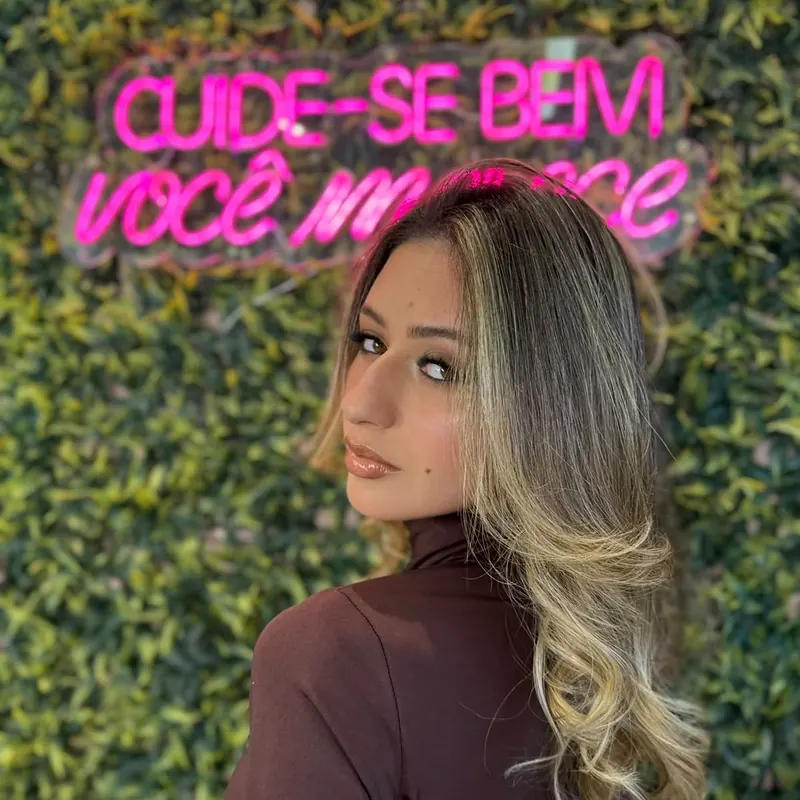 Loiro iluminado com raiz esfumada