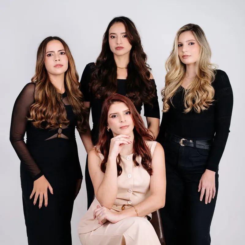Modelos do ensaio fotográfico, penteadas no salão