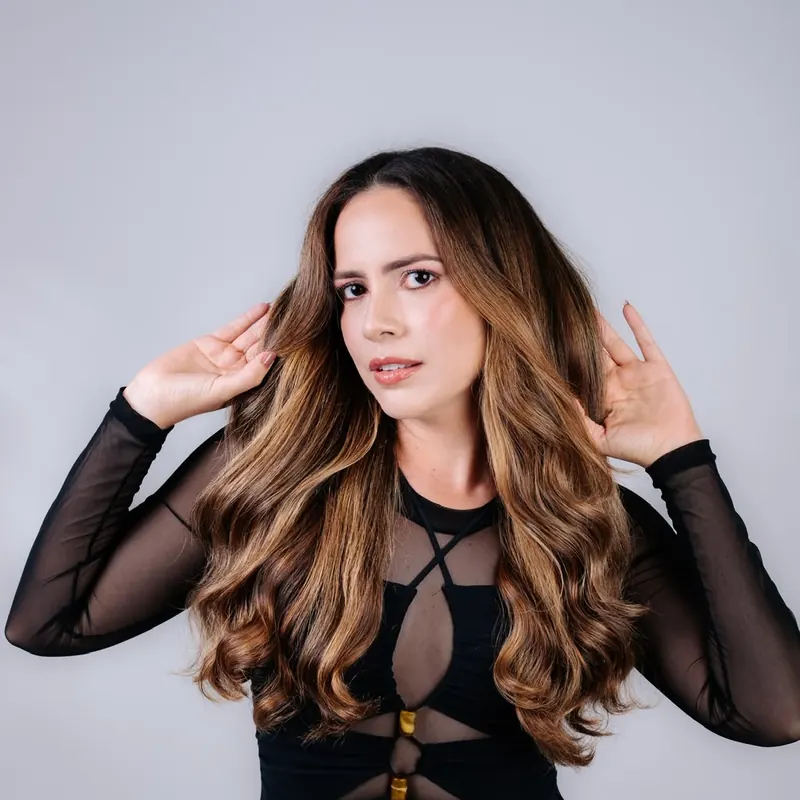 Morena iluminada com mechas e ondas volumosas