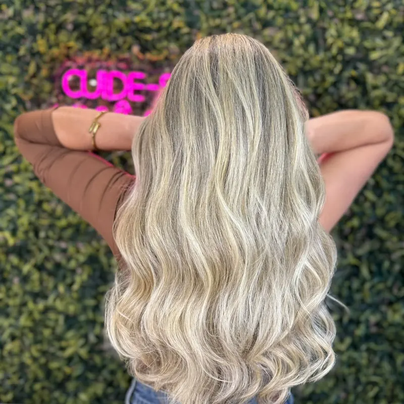 Mechas loiras platinadas com ondas longas